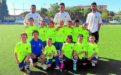 La plantilla del equipo prebenjamín del Nervión, que milita en Tercera Andaluza, posa antes de iniciarse el encuentro ante El Pilar. La plantilla del equipo prebenjamín del Nervión, que milita en Tercera Andaluza, posa antes de iniciarse el encuentro ante El Pilar.