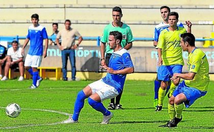 Alberto Castro (izquierda) controla el esférico en un lance del duelo disputado frente al Coria. Alberto Castro (izquierda) controla el esférico en un lance del duelo disputado frente al Coria.