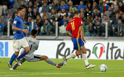 Vitolo marcóa puerta vacía tras el fallo de Buffon. Vitolo marcóa puerta vacía tras el fallo de Buffon.
