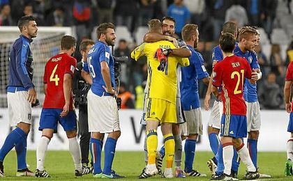 España empató en el Juventus Stadium ante Italia; en la imagen, De Gea y Buffon se abrazan. España empató en el Juventus Stadium ante Italia; en la imagen, De Gea y Buffon se abrazan.