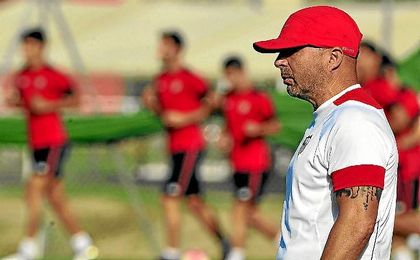 Jorge Sampaoli, técnico del Sevilla, en un entrenamiento. Jorge Sampaoli, técnico del Sevilla, en un entrenamiento.