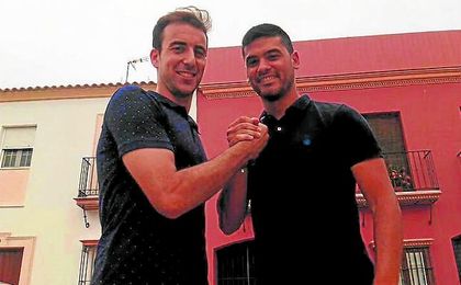 Juande y Andrés Randado, capitanes de la Lebrijana y el Antoniano, simbolizan la rivalidad y la deportividad de los dos conjuntos lebrijanos. Juande y Andrés Randado, capitanes de la Lebrijana y el Antoniano, simbolizan la rivalidad y la deportividad de los dos conjuntos lebrijanos.