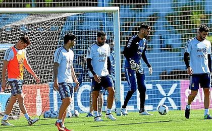 Mercado podría suplir ante Paraguay al sancionado Zabaleta. Mercado podría suplir ante Paraguay al sancionado Zabaleta.