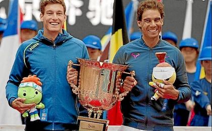 Carreño y Nadal posan con el trofeo de ganadores de dobles. Carreño y Nadal posan con el trofeo de ganadores de dobles.