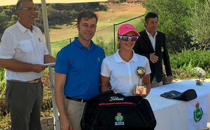 Valentina Albertazzi recoge su trofeo tras llevarse la última prueba de la temporada en el Circuito Andaluz de Pitch & Putt. Valentina Albertazzi recoge su trofeo tras llevarse la última prueba de la temporada en el Circuito Andaluz de Pitch & Putt.