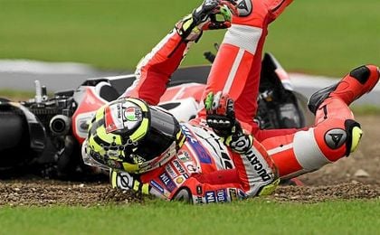 Ianone se fracturó una vertebra en una caída en el GP de Misano. Ianone se fracturó una vertebra en una caída en el GP de Misano.