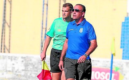 Andrés Millán fue destituído ayer como técnico de la AD Nervión. Andrés Millán fue destituído ayer como técnico de la AD Nervión.