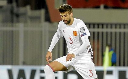 Piqué, durante el partido entre Albania y España en el que se desató la polémica por su camiseta. Piqué, durante el partido entre Albania y España en el que se desató la polémica por su camiseta.