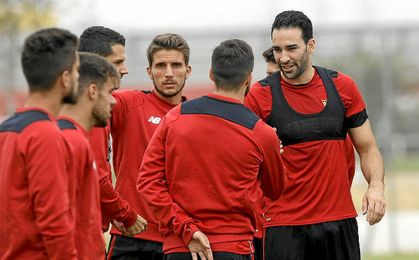 Adil Rami saludando a sus compañeros. Adil Rami saludando a sus compañeros.