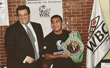 Román González recibe el título de campeón de peso supermosca. Román González recibe el título de campeón de peso supermosca.