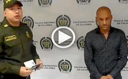 La Policía lee los derechos a Diego Osorio tras ser detenido por portar cocaína. La Policía lee los derechos a Diego Osorio tras ser detenido por portar cocaína.