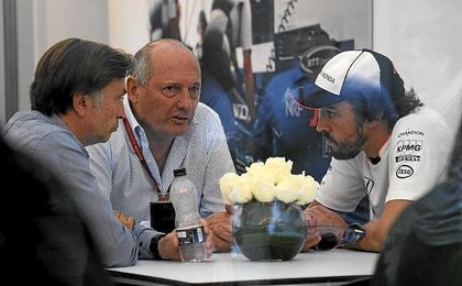En la imagen, Jost Capito, Director de McLaren, Ron Dennis, presidente de McLaren y Fernando Alonso. En la imagen, Jost Capito, Director de McLaren, Ron Dennis, presidente de McLaren y Fernando Alonso.