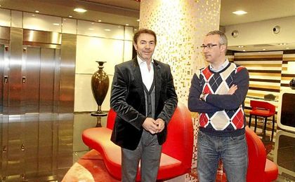 Torrecilla fichó a Abel Resino en la temporada 12/13. Torrecilla fichó a Abel Resino en la temporada 12/13.