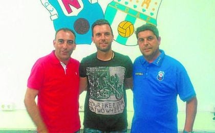 Andrés Millán, Roberto y Melli, director deportivo del Nervión, con motivo de la renovación del delantero. Andrés Millán, Roberto y Melli, director deportivo del Nervión, con motivo de la renovación del delantero.