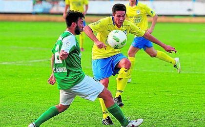 Rubén Sánchez en un lance del encuentro disputado frente al Guadalcacín. Rubén Sánchez en un lance del encuentro disputado frente al Guadalcacín.
