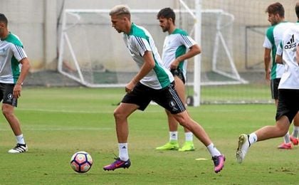 Jonas Martín había entrenado parcialmente tras el golpe sufrido en la rodilla. Jonas Martín había entrenado parcialmente tras el golpe sufrido en la rodilla.