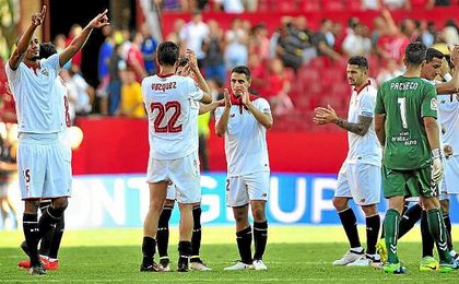Los jugadores del Sevilla, tras el partido ante el Alavés en Nervión. Los jugadores del Sevilla, tras el partido ante el Alavés en Nervión.