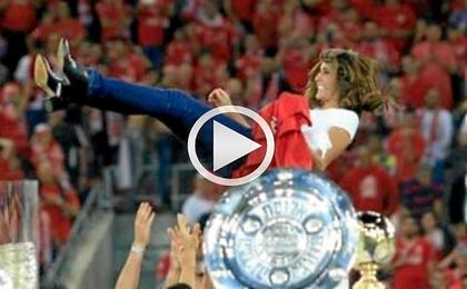 Alona Berkat es manteada por sus futbolistas Alona Berkat es manteada por sus futbolistas