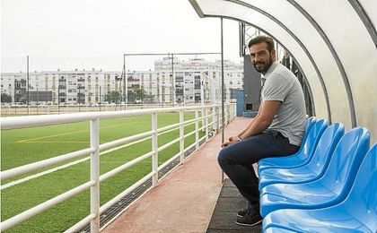 Tras ser entrenador del Soleá el curso anterior, esta temporada centra sus esfuerzos en la presidencia. Tras ser entrenador del Soleá el curso anterior, esta temporada centra sus esfuerzos en la presidencia.