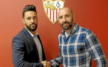 Ivi, junto a Monchi, tras ampliar su contrato. Ivi, junto a Monchi, tras ampliar su contrato.