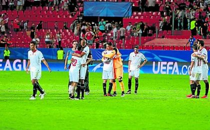 El plantel sevillista celebra el triunfo conseguido en el Sánchez Pizjuán ante el Olympique de Lyon. El plantel sevillista celebra el triunfo conseguido en el Sánchez Pizjuán ante el Olympique de Lyon.