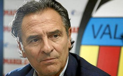 Cesare Prandelli: "Debemos mantener la organización, el orden y cada vez que perdamos el balón subir la presión para robar". Cesare Prandelli: "Debemos mantener la organización, el orden y cada vez que perdamos el balón subir la presión para robar".