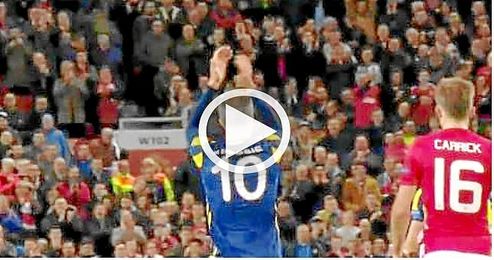 La grada de Old Trafford aplaude el gol de su ex Van Persie La grada de Old Trafford aplaude el gol de su ex Van Persie