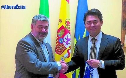 En la imagen, David García Ostos, alcalde del Écija, y Yung Gon Park. En la imagen, David García Ostos, alcalde del Écija, y Yung Gon Park.