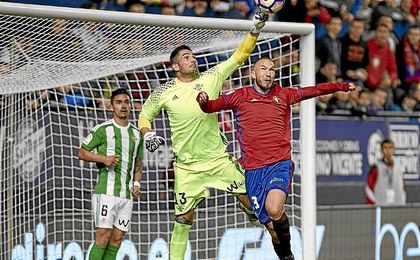 Adán despeja de puños en un salto con Digard. Adán despeja de puños en un salto con Digard.