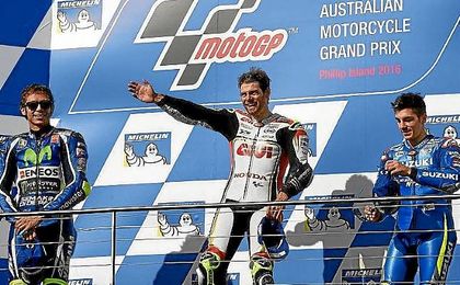 Crutchlow, en el podio junto a Rossi y Viñales. Crutchlow, en el podio junto a Rossi y Viñales.