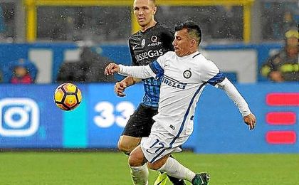 Medel, durante el partido ante el Atalanta. Medel, durante el partido ante el Atalanta.