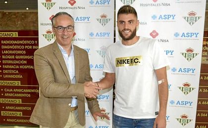 David López posa con Torrecilla, el pasado 19 de agosto, cuando su fichaje por el Betis parecía estar cerrado. David López posa con Torrecilla, el pasado 19 de agosto, cuando su fichaje por el Betis parecía estar cerrado.