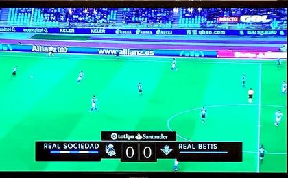 Riza Durmisi colgó en Twitter esta imagen durante su lesión, viendo al Betis en la televisión de su casa y por el canal ´GOL´. Riza Durmisi colgó en Twitter esta imagen durante su lesión, viendo al Betis en la televisión de su casa y por el canal ´GOL´.
