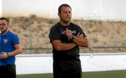 Manuel Luque, entrenador del Cabecense, observa a sus jugadores Manuel Luque, entrenador del Cabecense, observa a sus jugadores