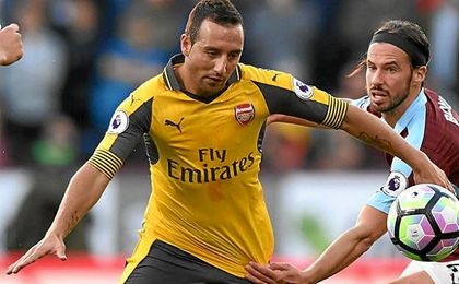 Santi Cazorla disputa el balón en el encuentro que le enfrentó al Reading. Santi Cazorla disputa el balón en el encuentro que le enfrentó al Reading.