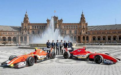 El delegado David Guevara, junto a los pilotos del equipo español del World Series Festival. El delegado David Guevara, junto a los pilotos del equipo español del World Series Festival.