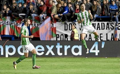 Felipe Gutiérrez anotó el segundo gol de falta del Betis. Felipe Gutiérrez anotó el segundo gol de falta del Betis.
