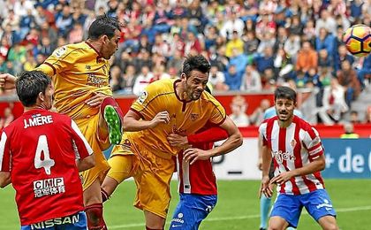 Rami remata a cabeza en un lance del partido. Rami remata a cabeza en un lance del partido.