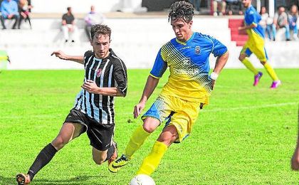 El nervionense Loren, uno de los cinco fichajes, presionado por Yeray. El nervionense Loren, uno de los cinco fichajes, presionado por Yeray.