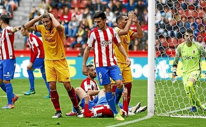 Carriço y Mercado se lamentan tras una ocasión fallada. Carriço y Mercado se lamentan tras una ocasión fallada.