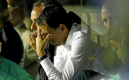 Poyet se lamenta en el banquillo, su refugio durante casi toda la segunda mitad. Poyet se lamenta en el banquillo, su refugio durante casi toda la segunda mitad.