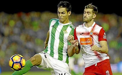 Mandi, en un lance del partido ante Leo Baptistao. Mandi, en un lance del partido ante Leo Baptistao.