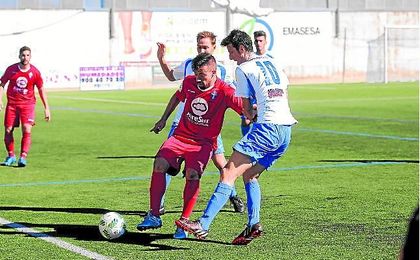 El atacante castillejano Dani Casado, autor de los tres goles visitantes, presionado por Lucho. El atacante castillejano Dani Casado, autor de los tres goles visitantes, presionado por Lucho.