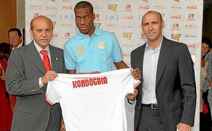Presentación de Kondogbia, uno de los jugadores en los que el Sevilla trabajó con Doyen Sports. Presentación de Kondogbia, uno de los jugadores en los que el Sevilla trabajó con Doyen Sports.