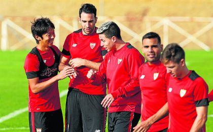 Kiyotake y Nasri bromean durante un entrenamiento del Sevilla. Kiyotake y Nasri bromean durante un entrenamiento del Sevilla.