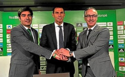 Haro, Poyet y Torrecilla, durante la presentación del técnico verdiblanco. Haro, Poyet y Torrecilla, durante la presentación del técnico verdiblanco.