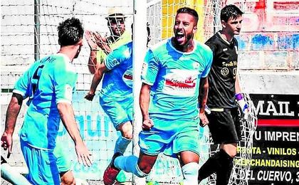 Eloy celebra su gol ante el Coria, partido de su debut con la Balompédica. Eloy celebra su gol ante el Coria, partido de su debut con la Balompédica.