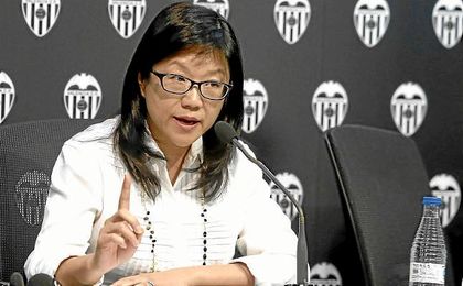 Lay Hoon, presidenta del Valencia, en una rueda de prensa. Lay Hoon, presidenta del Valencia, en una rueda de prensa.