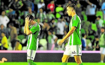 Rubén y Álex Alegría se lamentan tras perder con el Espanyol. Rubén y Álex Alegría se lamentan tras perder con el Espanyol.