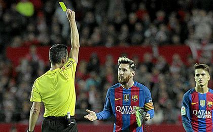 Leo Messi ve la cartulina amarilla. Leo Messi ve la cartulina amarilla.